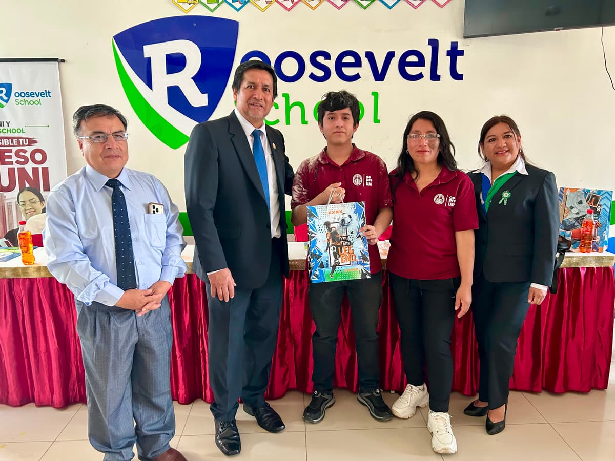 Roosevelt School reconoce a dos estudiantes que ingresaron a la UNI mediante CEPRE-UNI