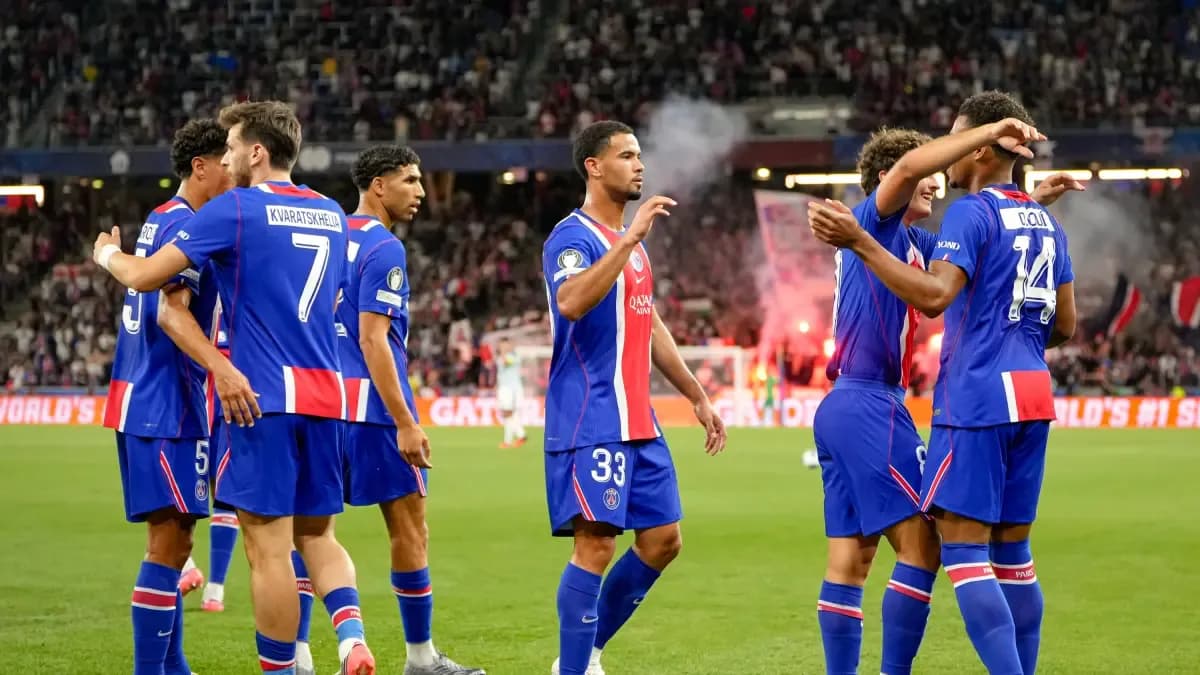 Kvaratskhelia abre la temporada con un gol en la Supercopa de Europa