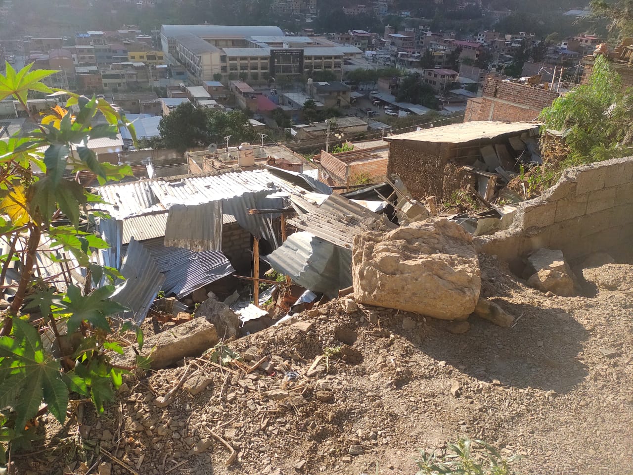 Diario Ahora informa desde Ambo: continúa caída de piedras tras el deslizamiento