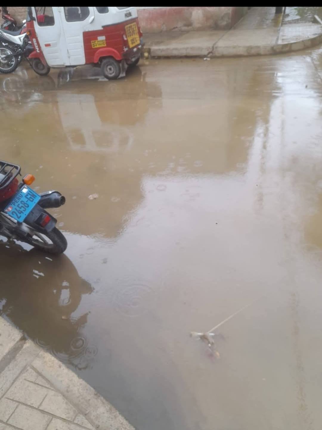 Amarilis: Lluvias convierten tramos recientemente pavimentados en “piscinas”