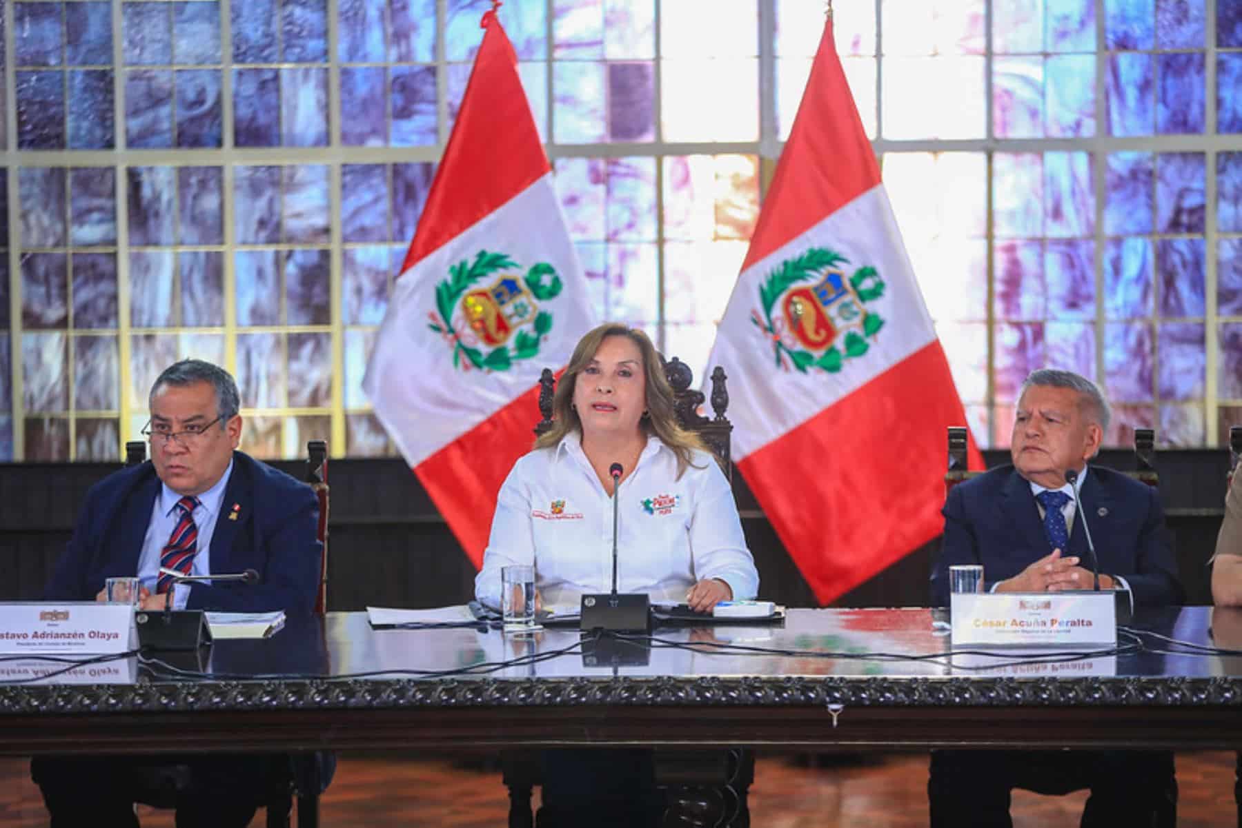 Dina Boluarte defiende a Adrianzén y pide al Congreso no politizar la masacre en Pataz