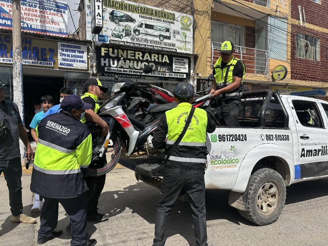 Retiran vehículos abandonados del frontis de Essalud en operativo conjunto de Amarilis y Huánuco