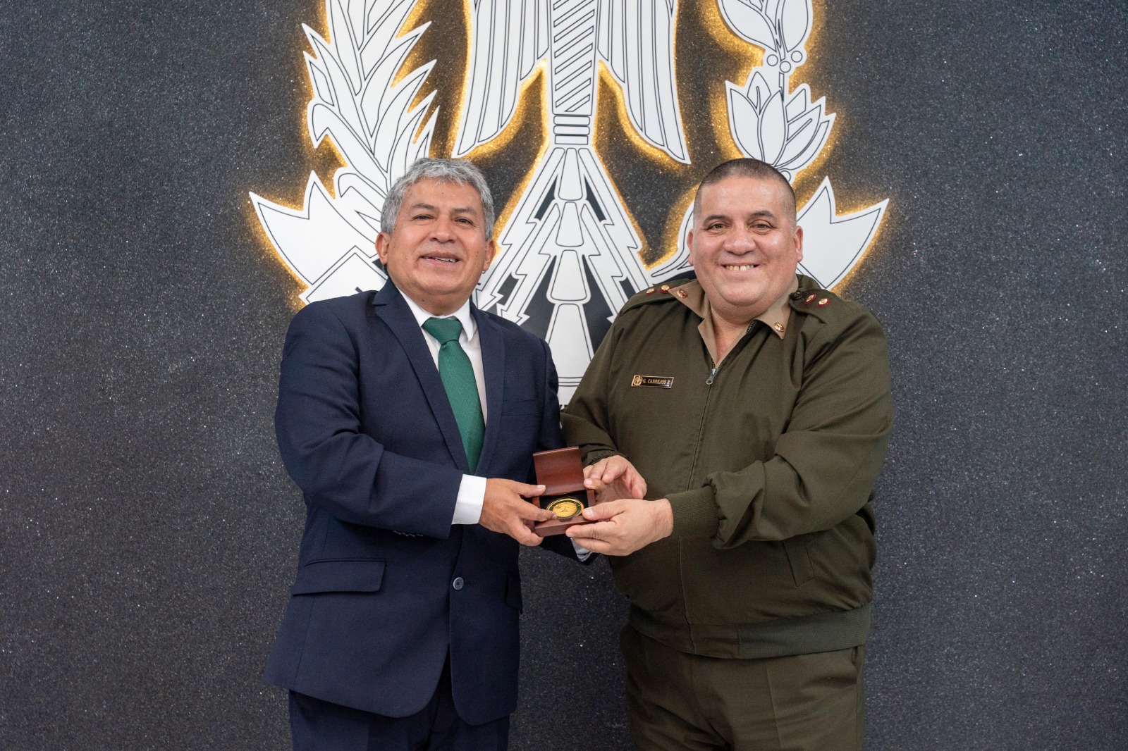 Ejército reconoce a gobernador de Huánuco por colaboración institucional