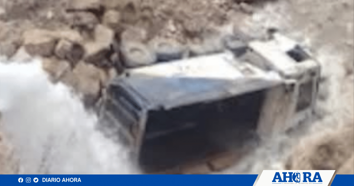Camión se despista y cae al río en La Oroya conductor queda gravemente herido