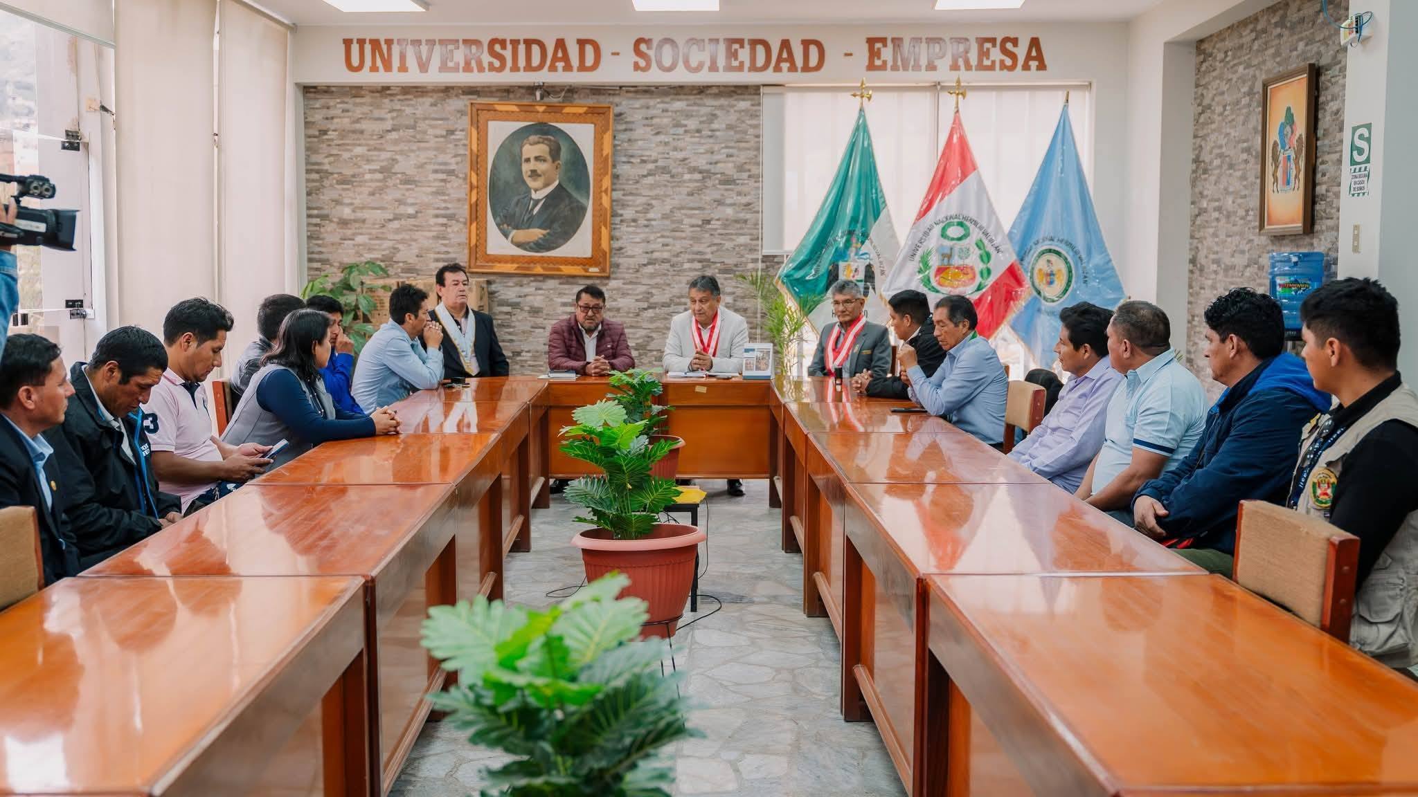 UNHEVAL y municipios suscriben alianzas para implementar secciones universitarias en distritos de Huánuco
