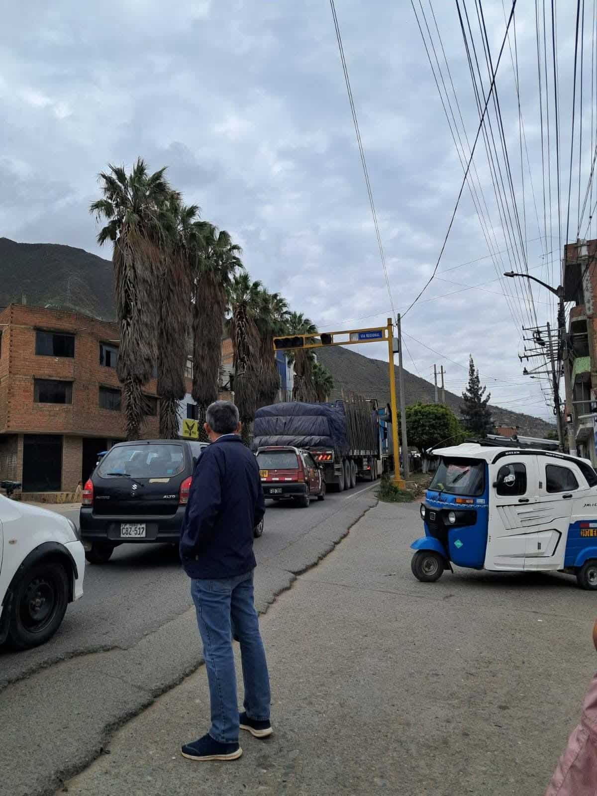Amarilis: Semáforos inoperativos frente a hospital de EsSalud generan riesgo a pacientes y peatones