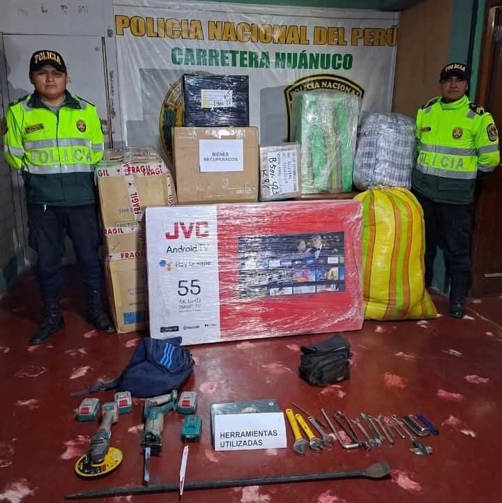 Delincuentes bajo modalidad del ‘patinaje’ huyen y abandonan camioneta con mercadería robada