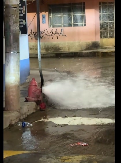 Reportan avería en grifo contra incendios en cruce Leoncio Prado y Seichi Izumi: fuga de agua inunda calles aledañas
