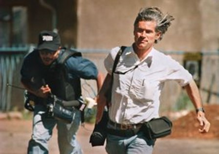 James Nachtwey (a la derecha) corre a un lugar seguro durante un tiroteo en Sudáfric James Nachtwey (a la derecha) corre a un lugar seguro durante un tiroteo en Sudáfric