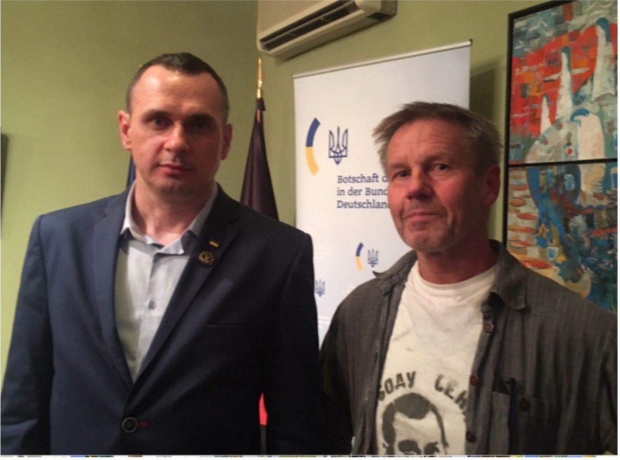 Oleh Sentsov libre, junto al activista Uwe Schröder (Fotografía- cortesía Oleh Sentsov libre, junto al activista Uwe Schröder (Fotografía- cortesía