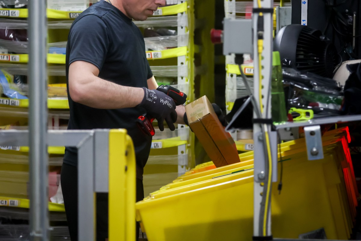 Muere trabajador de Amazon en planta de Oregón