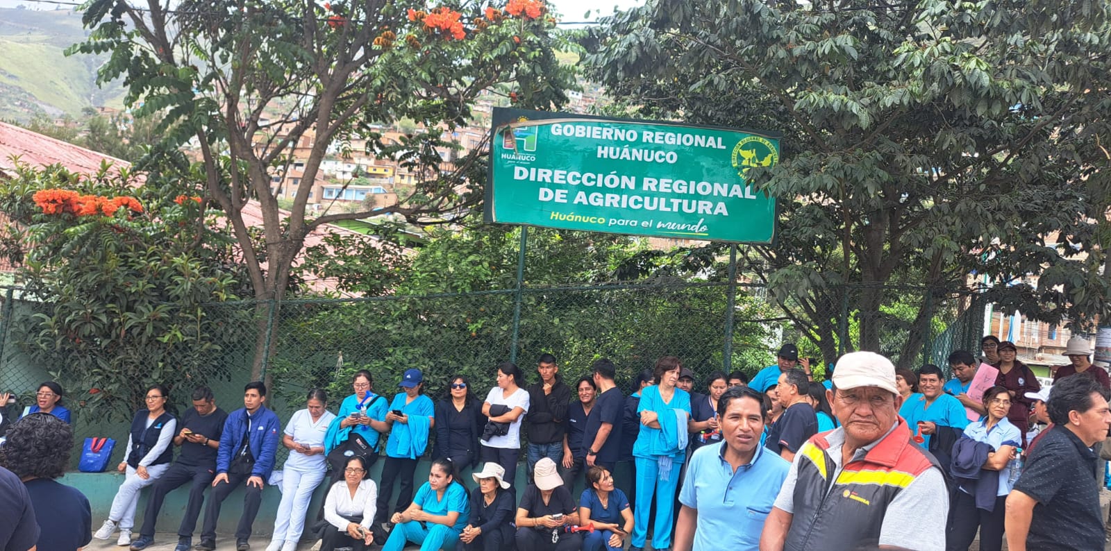 Protesta por centro de salud de Ambo llega al Gobierno Regional tras destrucción de seis ambientes