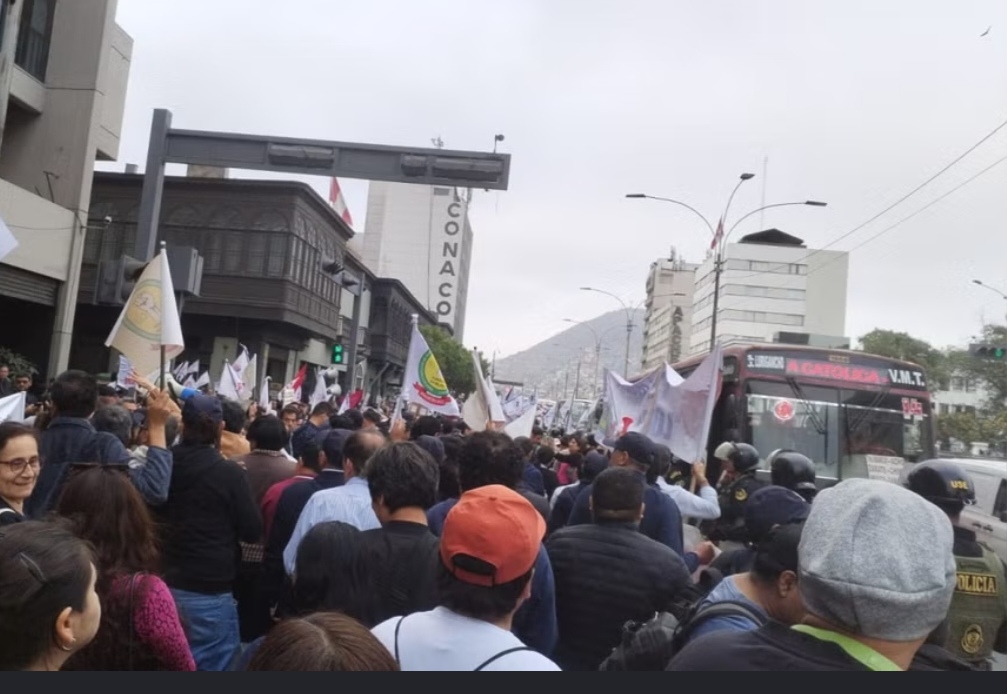Docentes universitarios presionan por homologación salarial y mayor presupuesto público