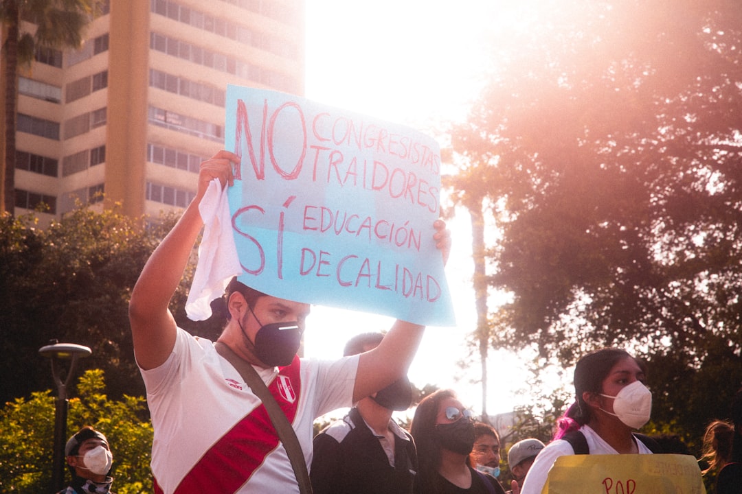 Familiares y colegas protestan por libertad de profesor investigado por tocamientos