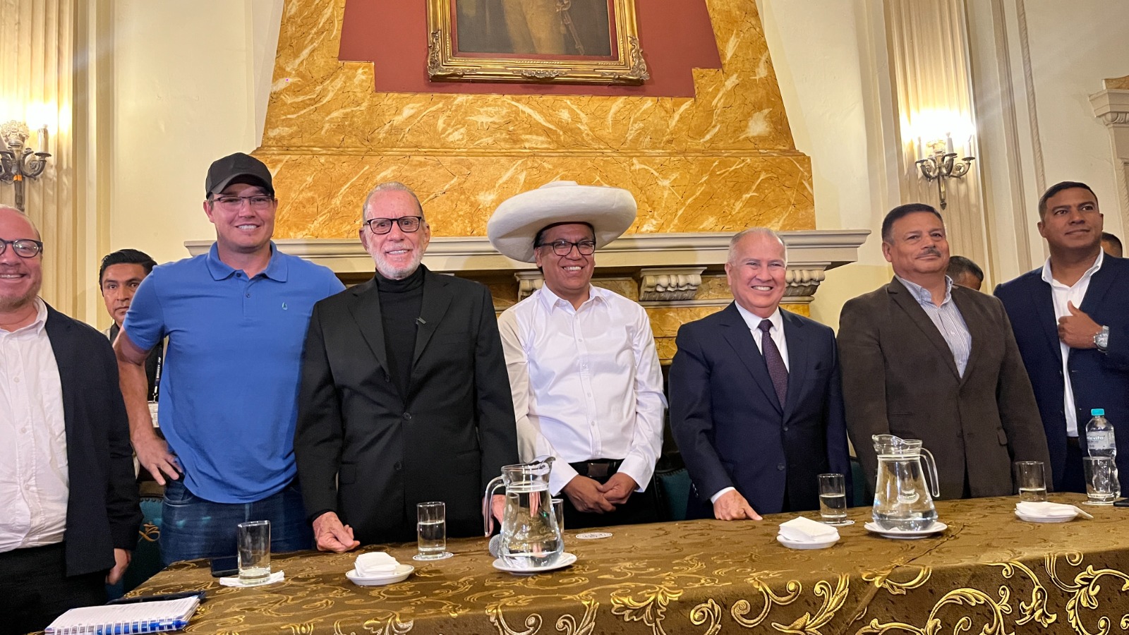 Roberto Sánchez, Ricardo Belmont, Alfonso López Chau y George Forsyth firman acuerdo sobre gobernabilidad