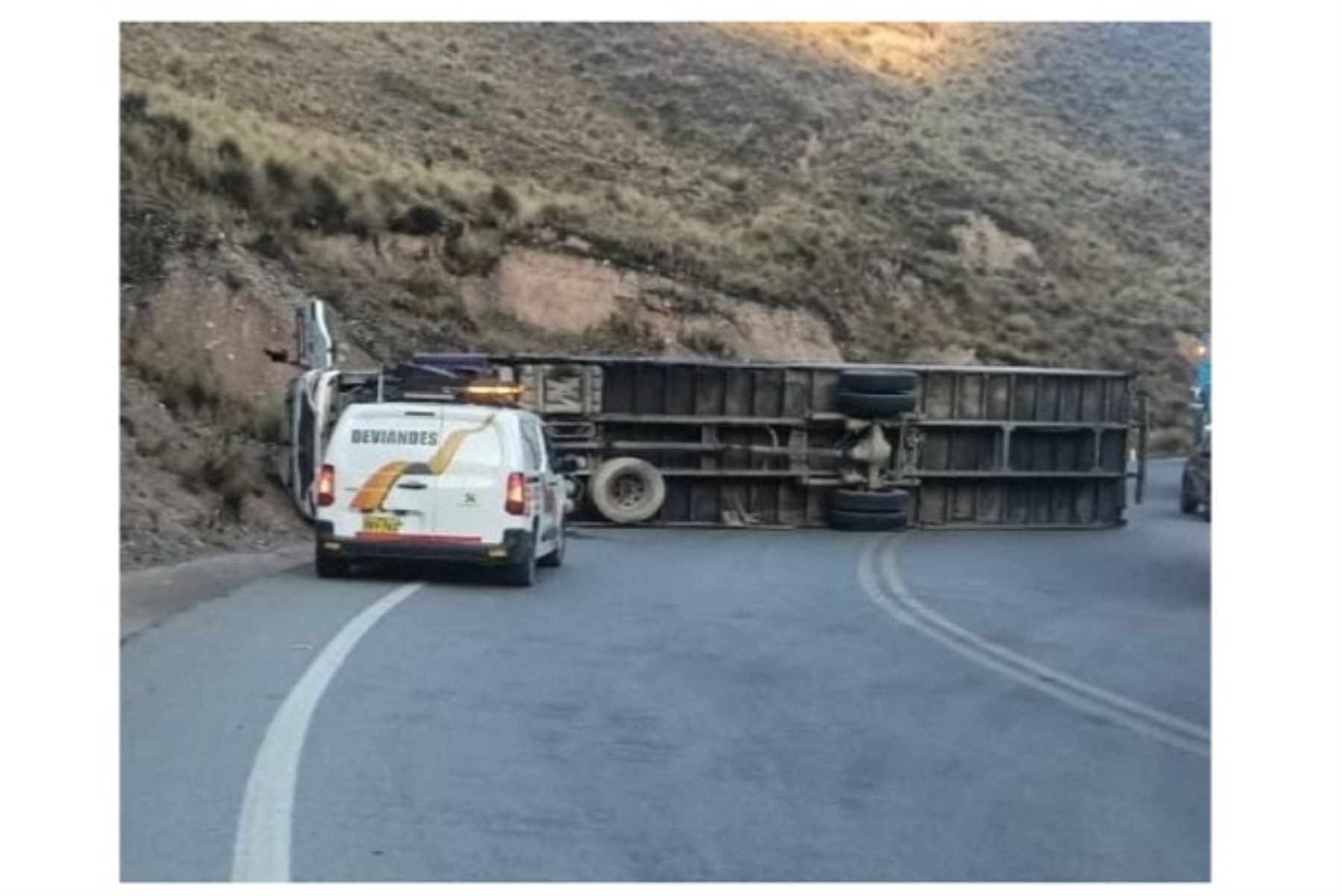 Carretera Central: camión volcó en tramo Pasco–La Oroya y conductor resultó ileso