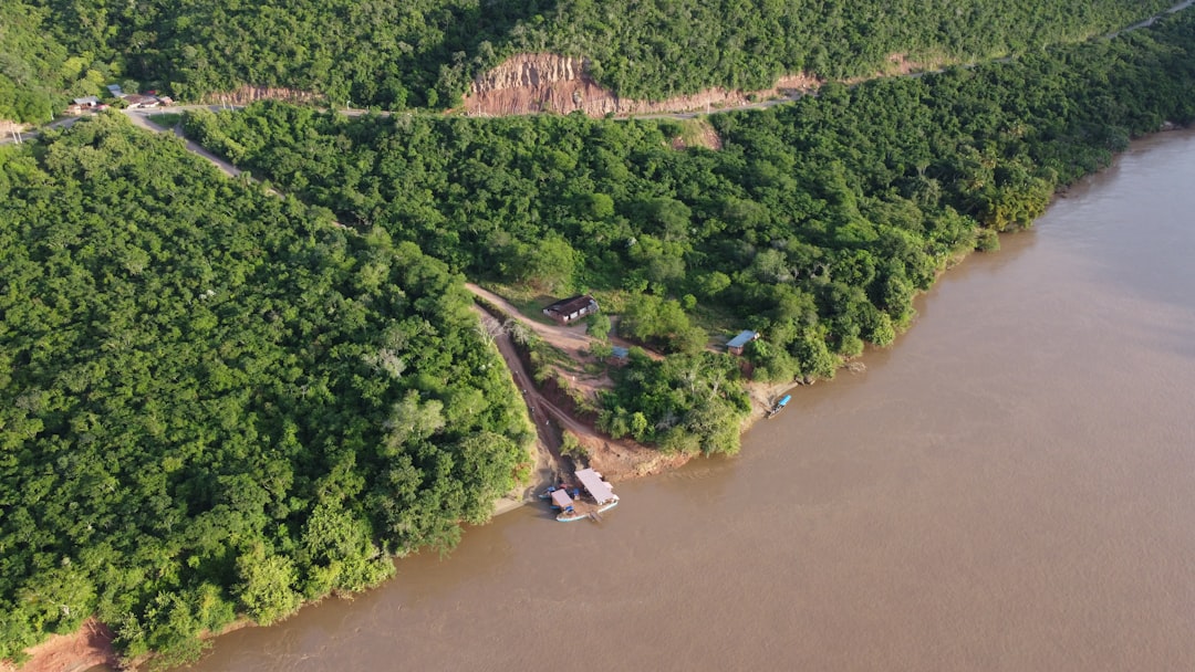 Gobernador de Huánuco entrega 2 mil galones de petróleo para recuperar vías en Puerto Inca
