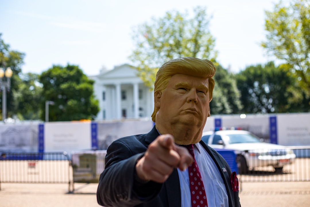 Trump reactiva guerra comercial con aranceles del 10% a 60 países
